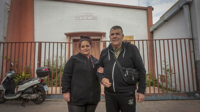 Sandra y su pareja Carlos, en la puerta de la parroquia del Carmen del barrio de Su Eminencia