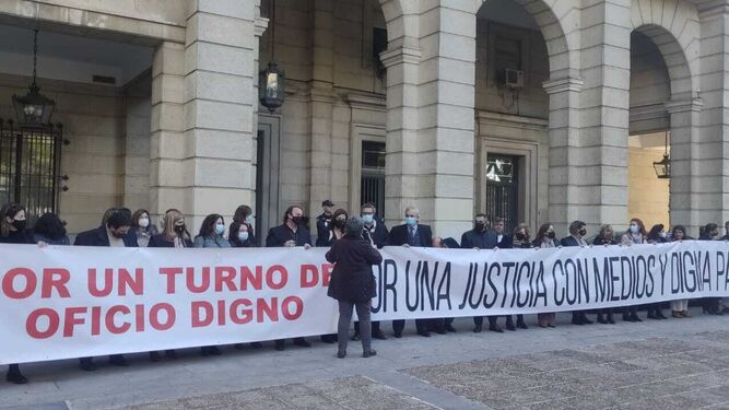 Concentración de abogados en los Juzgados de Sevilla en apoyo del decano emérito de Málaga
