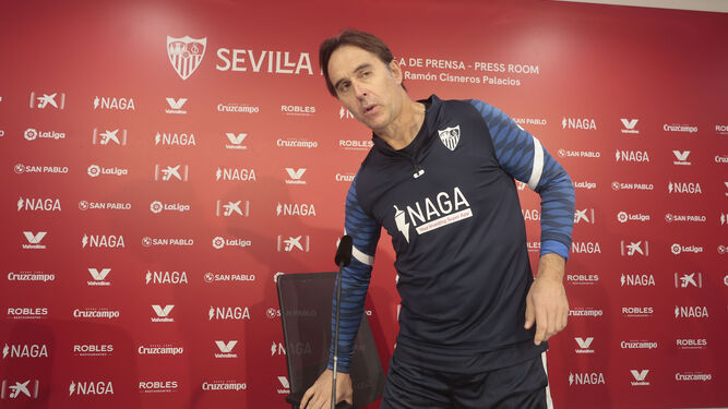 Julen Lopetegui se apresta a atender a la prensa en el Estadio Jesús Navas.