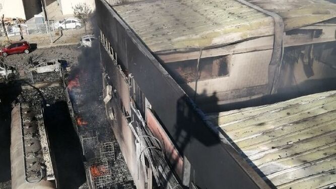 Incendio en una nave de una empresa de tratamiento de residuos químicos, en el polígono industrial Foix de L'Arboç (Tarragona).