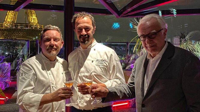 De i. a dcha. Albert Adriá, Romain Meder y Alain Ducasse, en la terraza del restaurante ADMO.