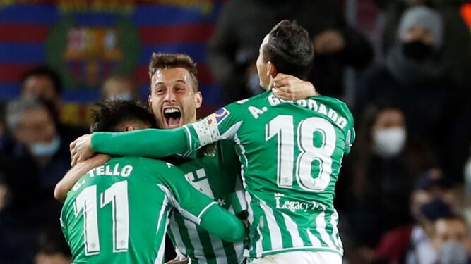 Canales celebra el gol bético junto a Tello y Guardado.