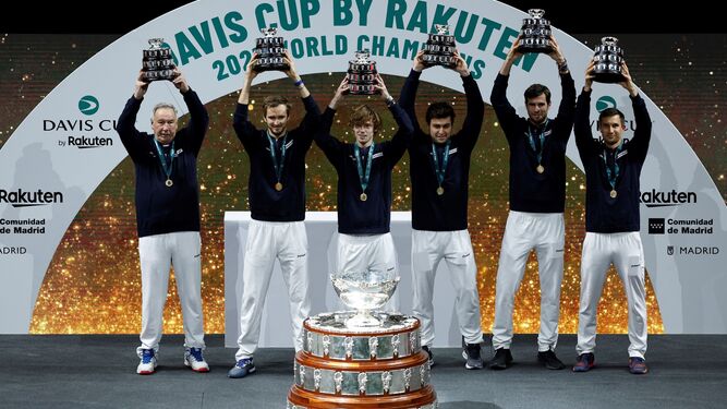 El equipo ruso celebra su triunfo en la Copa Davis celebrada en Madrid.