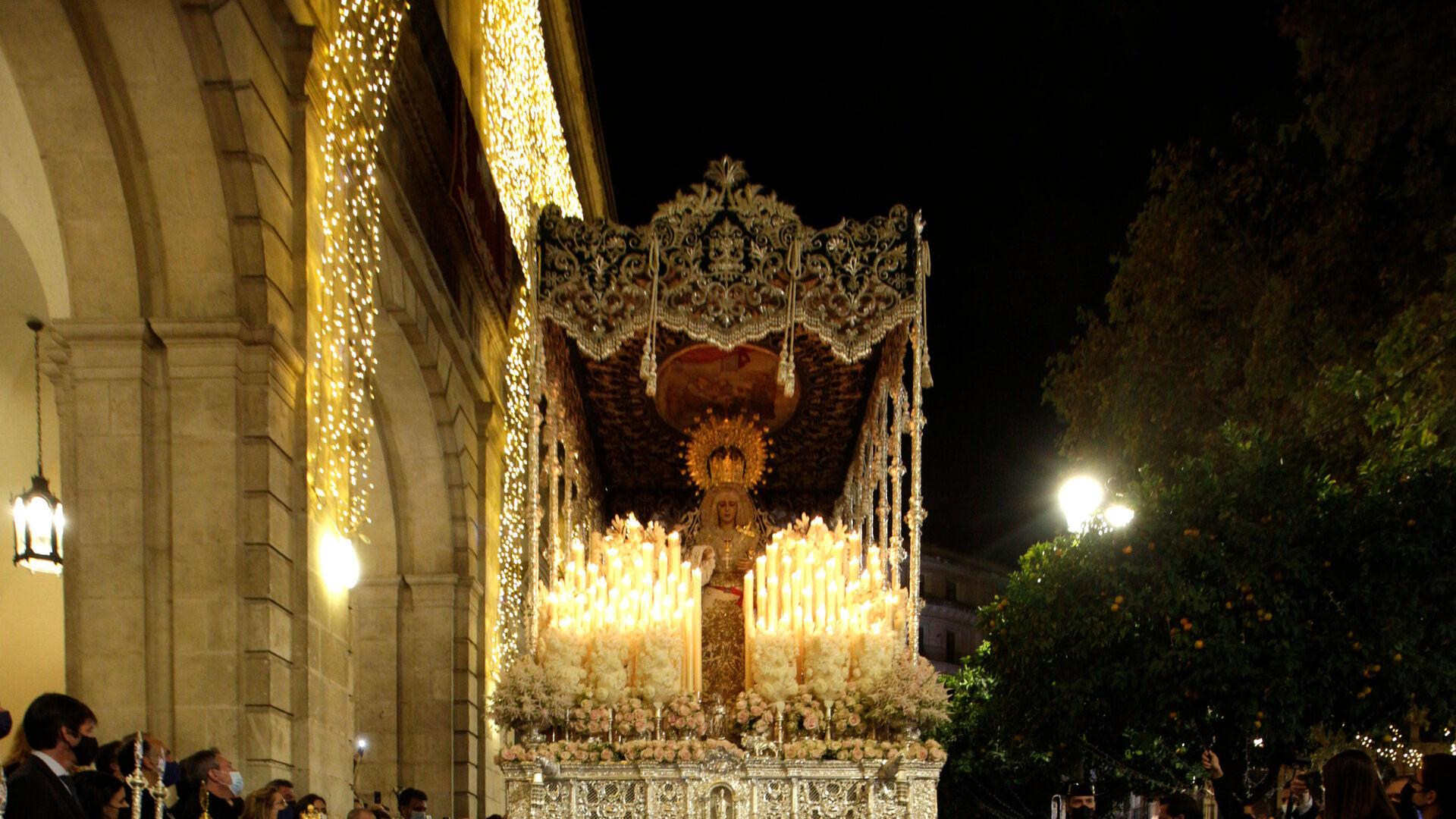La Candelaria visita el Palacio Arzobispal y el Ayuntamiento de Sevilla