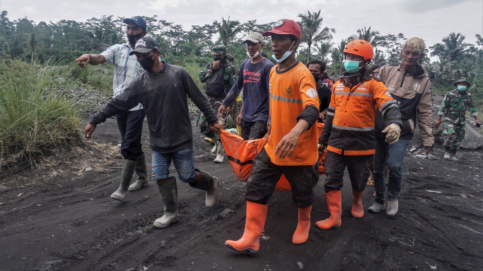 La erupci&oacute;n del volc&aacute;n Semeru cubre de ceniza varias zonas de Indonesia