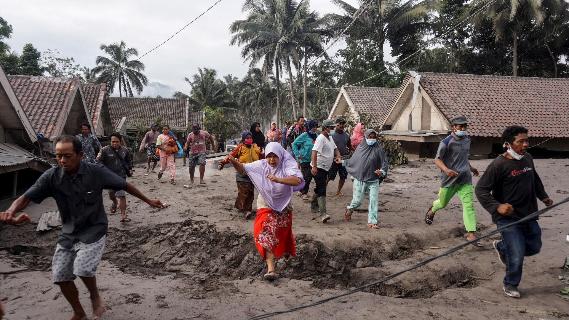 La erupci&oacute;n del volc&aacute;n Semeru cubre de ceniza varias zonas de Indonesia