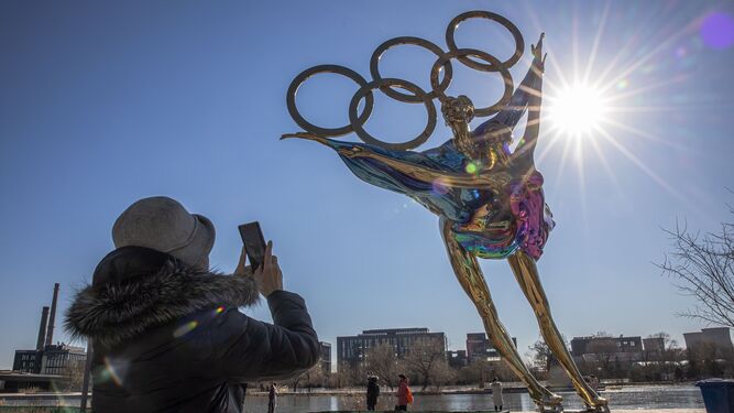 Una imagen de una escultura de los Juegos de Invierno en Pekín.