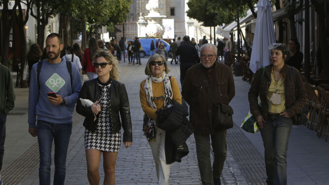 Turistas por el centro de la ciudad de Sevilla.