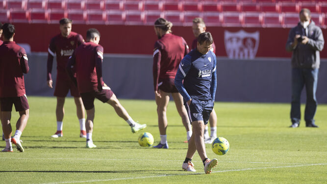 Lopetegui juega con el balón durante un entrenamiento del Sevilla.