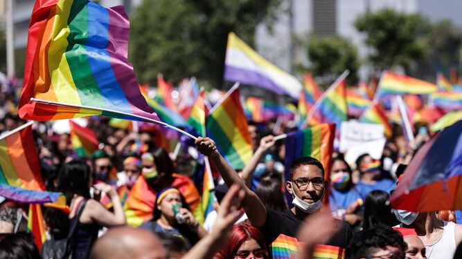 Miles de personas en una manifestación con motivo del Día del Orgullo LGTBI en Santiago de Chile.