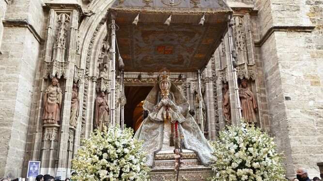 La Virgen de los Reyes sale a la calle en Procesión por Sevilla