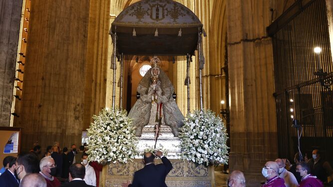 La Virgen de los Reyes dentro de la Catedral para salir en Procesión