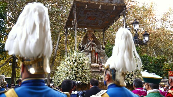 La procesión de la Virgen de los Reyes, camino del Ayuntamiento