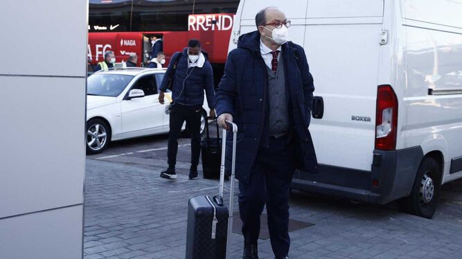 José Castro, al partir hacia Salzburgo en el último viaje del Sevilla en la Champions.