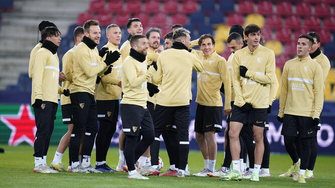 Los futbolistas del Sevilla bromean al inicio del entrenamiento de ayer en el Red Bull Arena.