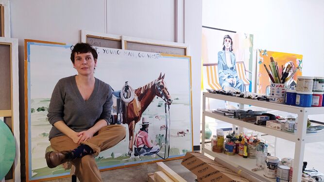 La artista cántabra Silvia Cosío fotografiada en su estudio en Cortegana (Huelva).
