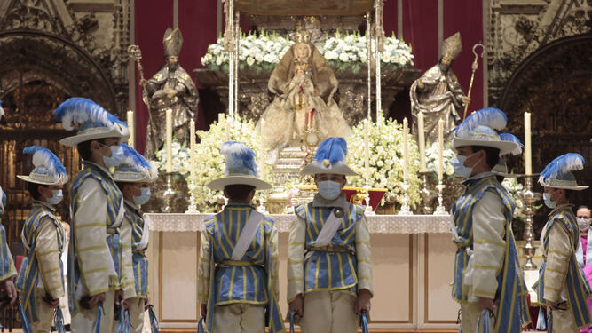 Los Seises bailando ante el Santísimo con la Virgen de los Reyes todavía en el Altar del Jubileo.