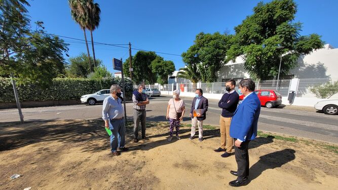 Lorenzo López Aparicio visita la zona afectada por la 'botellona' en Santa Clara.