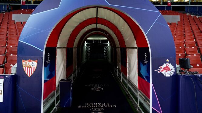 El túnel de vestuarios por donde saldrán los dos equipos poco antes de las 21:00.