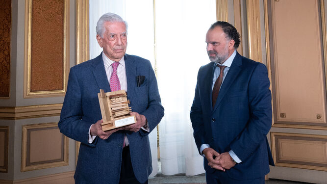 Mario Vargas Llosa recibe el galardón de manos de Fernando de Yarza.