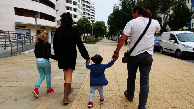 Una familia pasea por la calle