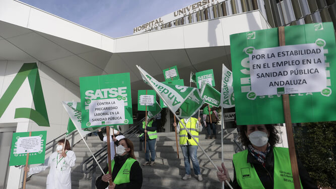 Una de las recientes protestas de los enfermeros arropados por Satse.