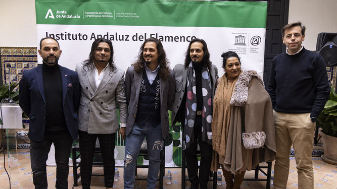 La familia de los Farruco junto al director del Instituto Andaluz del Flamenco, Cristóbal Ortega.