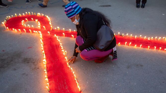 Velas alrededor de un lazo rojo durante en una vigilia con motivo del Día Mundial de Lucha contra el Sida.