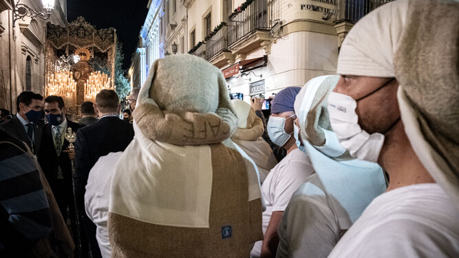 Costaleros de la Candelaria durante la procesión del pasado mes de diciembre.