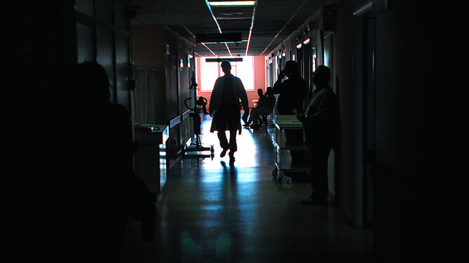 Imagen de un médico  caminando por uno de los pasillos  de un hospital.