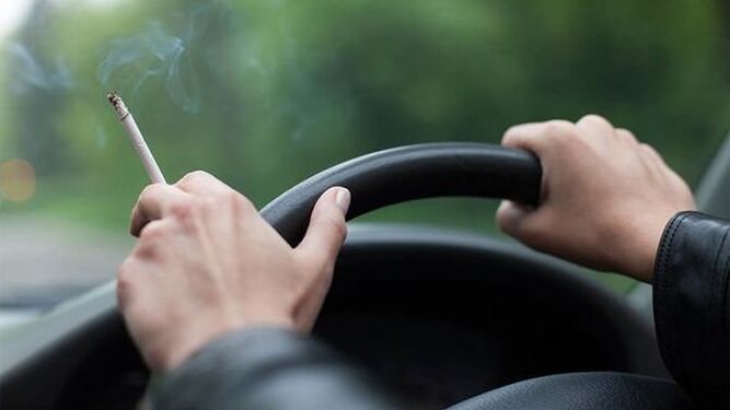 Una persona conduce con un cigarrillo encendido dentro del coche