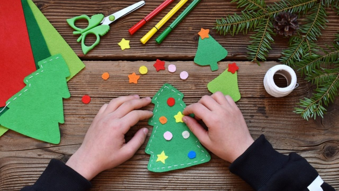 Cinco ideas para hacer un árbol de Navidad con materiales reciclados.