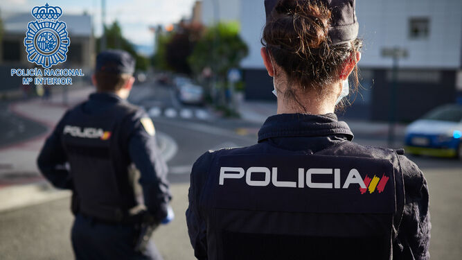 Policías nacionales del distrito Macarena.