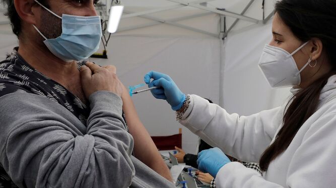 Un hombre se inocula una dosis de la vacuna contra el coronavirus