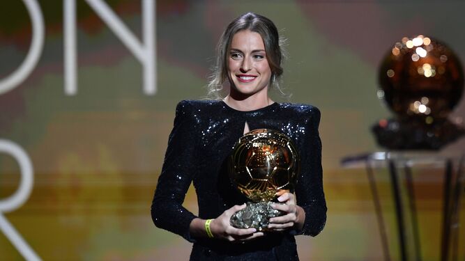 La jugadora española Alexia Putellas posa sonriente con el Balón de Oro 2021.