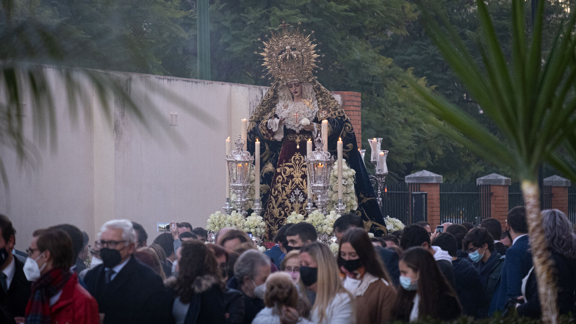El rosario vespertino de la Virgen de la Encarnaci&oacute;n de San Benito, en im&aacute;genes