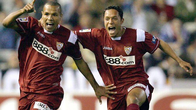 Luis Fabiano celebra un gol junto a Adriano.