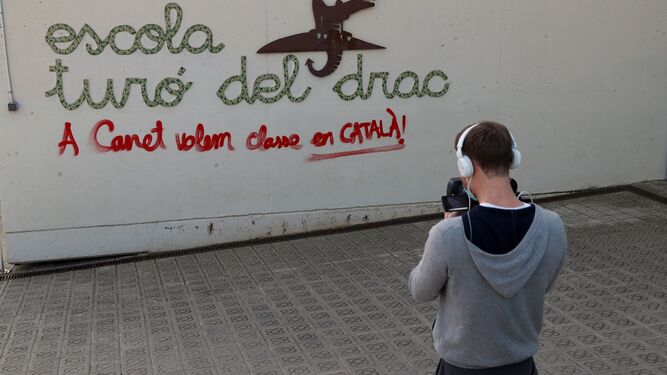 Escuela Turó del Drac, en Canet de Mar, con una pintada a favor de la escuela en catalán.