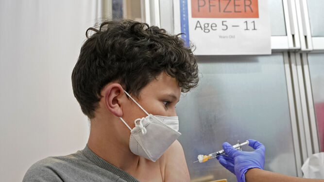 Un niño recibe la vacuna contra la covid-19