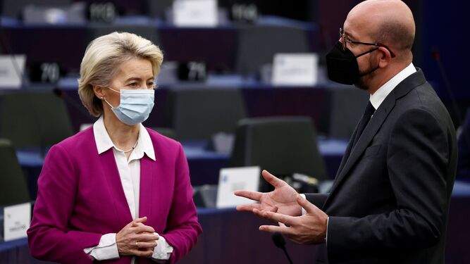 La presidenta de la Comisión Europea, Ursula von der Leyen, y el presidente del Consejo Europeo, Charles Michel, en la sede parlamentaria de Estrasburgo.