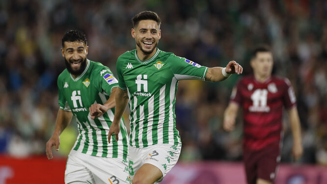 Álex Moreno celebra uno de sus goles junto a Fekir.