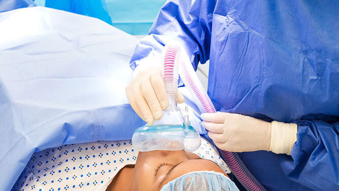 Un profesional trata con anestesia a una paciente