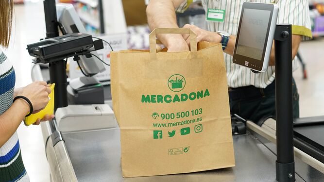 Bolsa de papel en un supermercado de Mercadona  en Vizcaya.