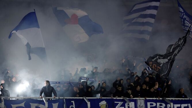 Imagen de la caliente hinchada del Dinamo de Zagreb en el Estadio de Maksimir.