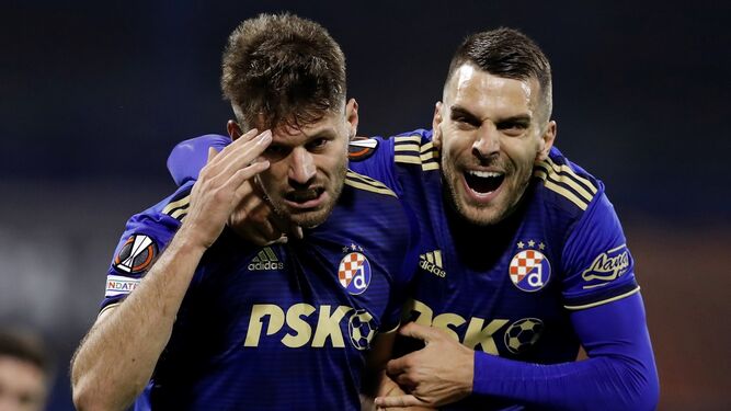 Petkovic es abrazado por Andric tras un gol al Rapid de Viena.