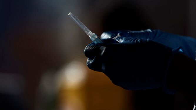 Un enfermero prepara una vacuna contra la Covid-19