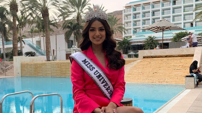 La india Harnnaz Sandhu, 'Miss Universo 2021', durante su primera entrevista a los medios tras ganar el título.