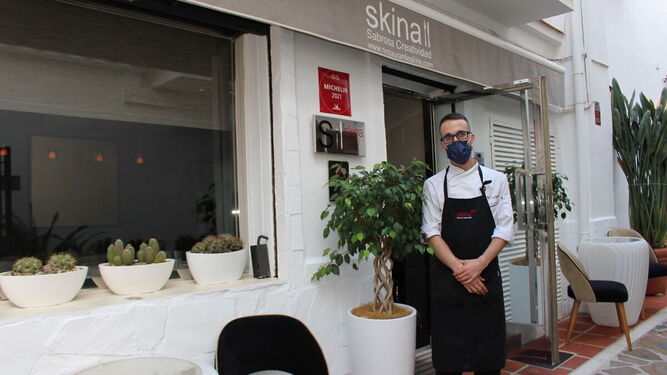 Mario Chacinero, en la puerta del restaurante en el que es jefe de cocina, Skina.