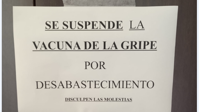 Cartel anunciando la suspensión de la vacuna de la gripe en el centro de salud El Porvenir.