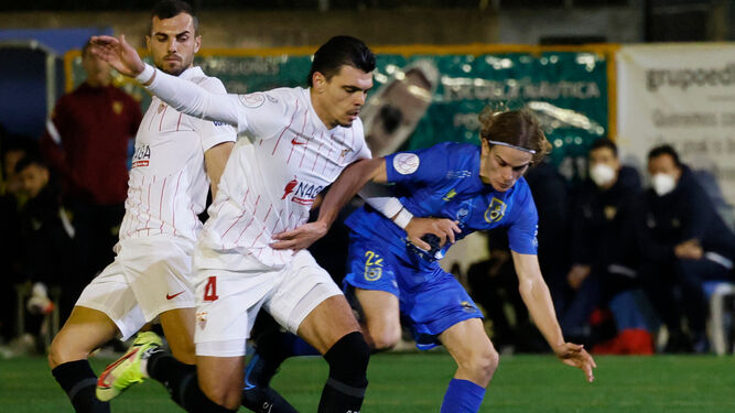 Rekik pelea un balón en el Andratx-Sevilla de Copa del Rey.